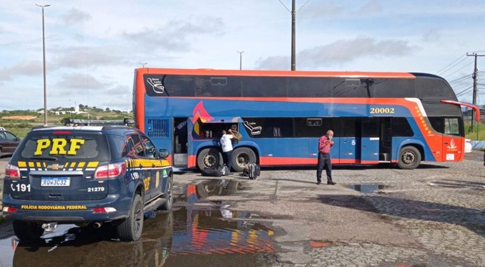 Passageira é presa com 35kg de maconha dentro de ônibus em Sergipe / Foto: Foto: PRF/SE