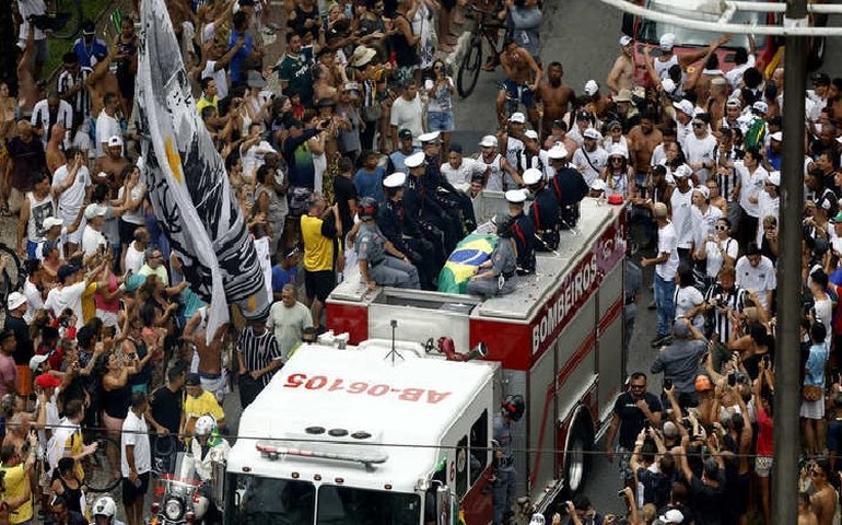 Funeral de Pelé faz relembrar mortes de Elis Regina, Senna e Carmen Miranda