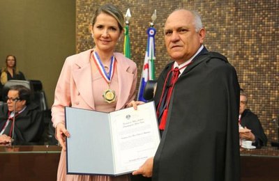 Homenageada pelo TJ, presidente do TCE reafirma compromisso com a ética e a boa gestão 