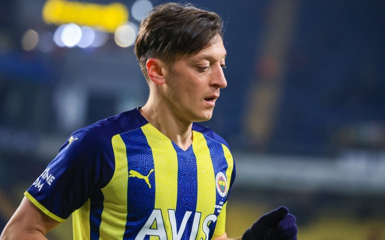 Transformação física de ex-meia Özil chama a atenção nas redes; veja antes e depois