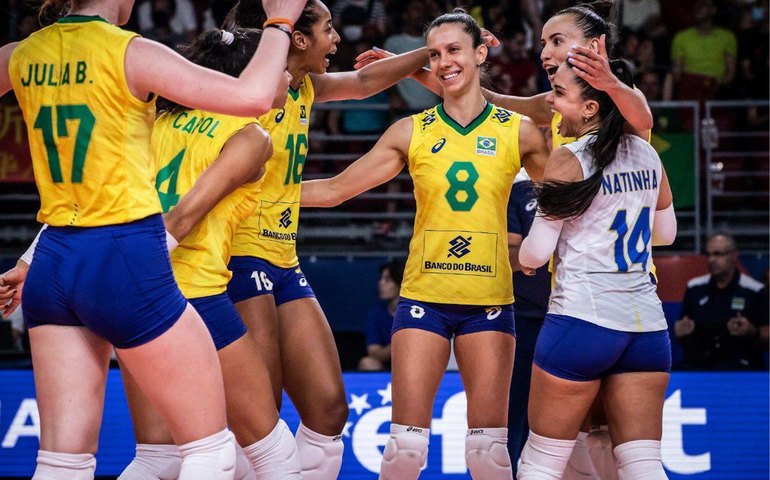 Seleção feminina perde da Polônia e fica fora do pódio na Liga das Nações de vôlei