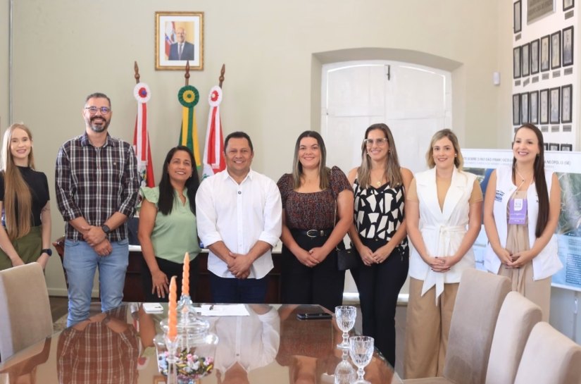 Prefeito em exercício Valdinho Monteiro empossa servidoras aprovadas no concurso da prefeitura de Penedo