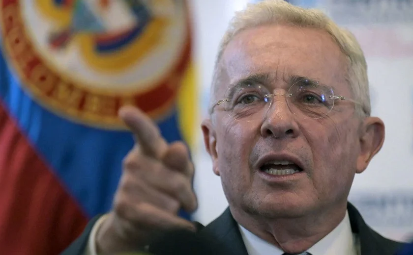 Ex-presidente da Colômbia Álvaro Uribe é acusado de manipulação de testemunhas e suborno