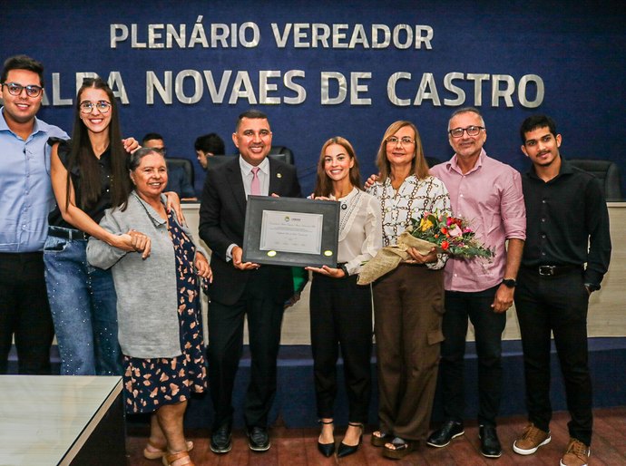 Câmara homenageia corredora que criou perfil “Eu vou é correndo” para incentivar atividade