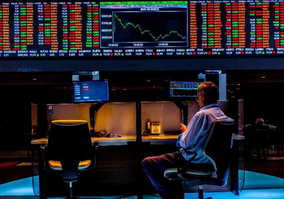 Ibovespa sobe além dos 81 mil pontos com petróleo e influência de NY