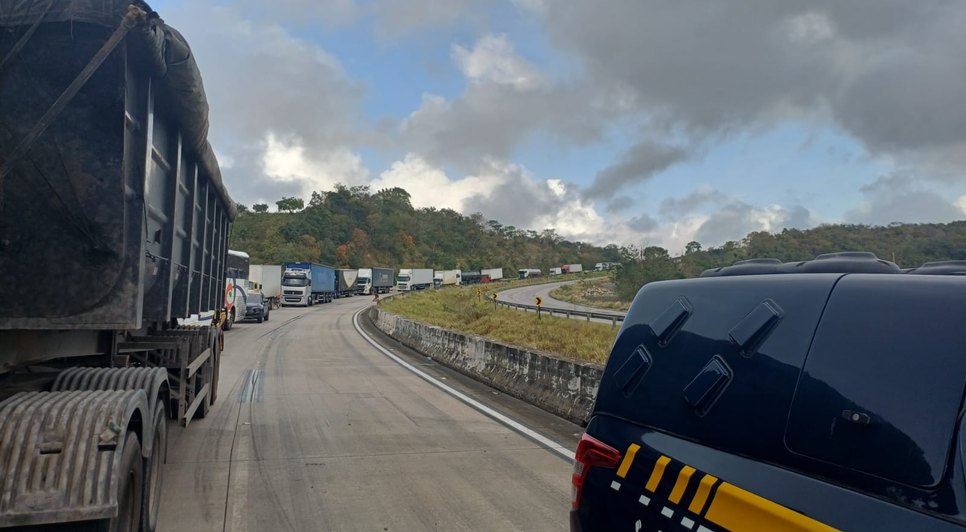 Acidente deixou o trânsito lento na rodovia em Junqueiro / Foto: Ascom PRF-AL