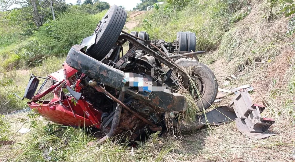 Caminhoneiro morre após colidir com veículo e cair de ribanceira em Carmópolis
