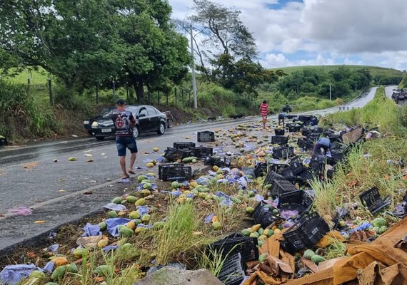 Caminhão de frutas tomba em pista molhada e deixa dois mortos