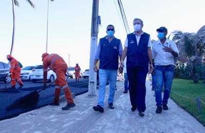 Prefeito em exercício Ronaldo Lessa vistoria andamento das obras de pavimentação