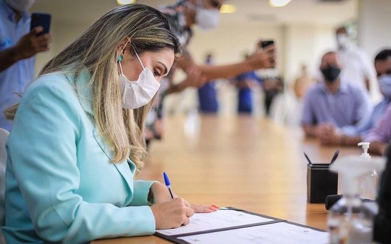 Prefeita Ângela Vanessa assina ordem de serviço do Minha Cidade Linda para São José da Laje