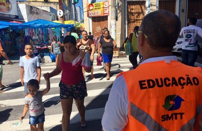 Ação educativa orienta pedestres sobre travessia segura na Ladeira do Óleo