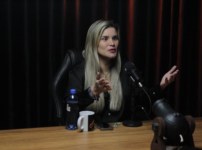 Prefeita de Atalaia evita falar de valores e acusa vice-prefeita: 'Camyla Brasil tem sede de poder'