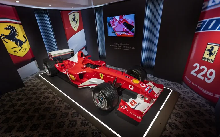 Ferrari revela trajes azuis especiais para o GP de Miami de Fórmula 1