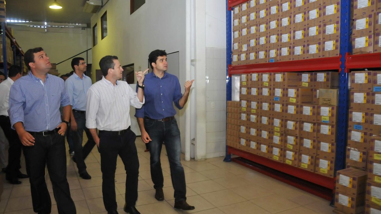 Prefeito Rui Palmeira vistoria estoque de medicamentos na CAF