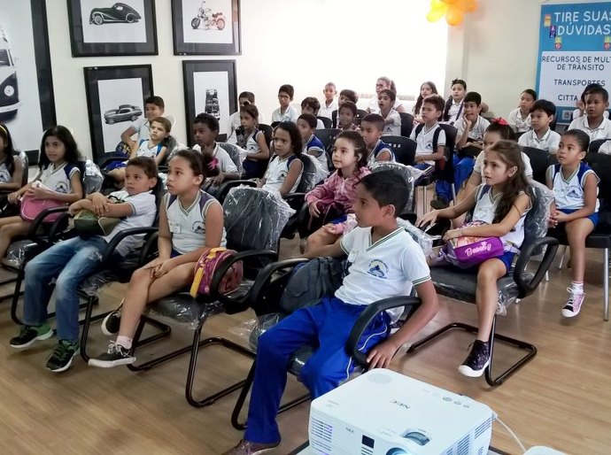 Crianças visitam SMTT e aprendem sobre respeito ao trânsito
