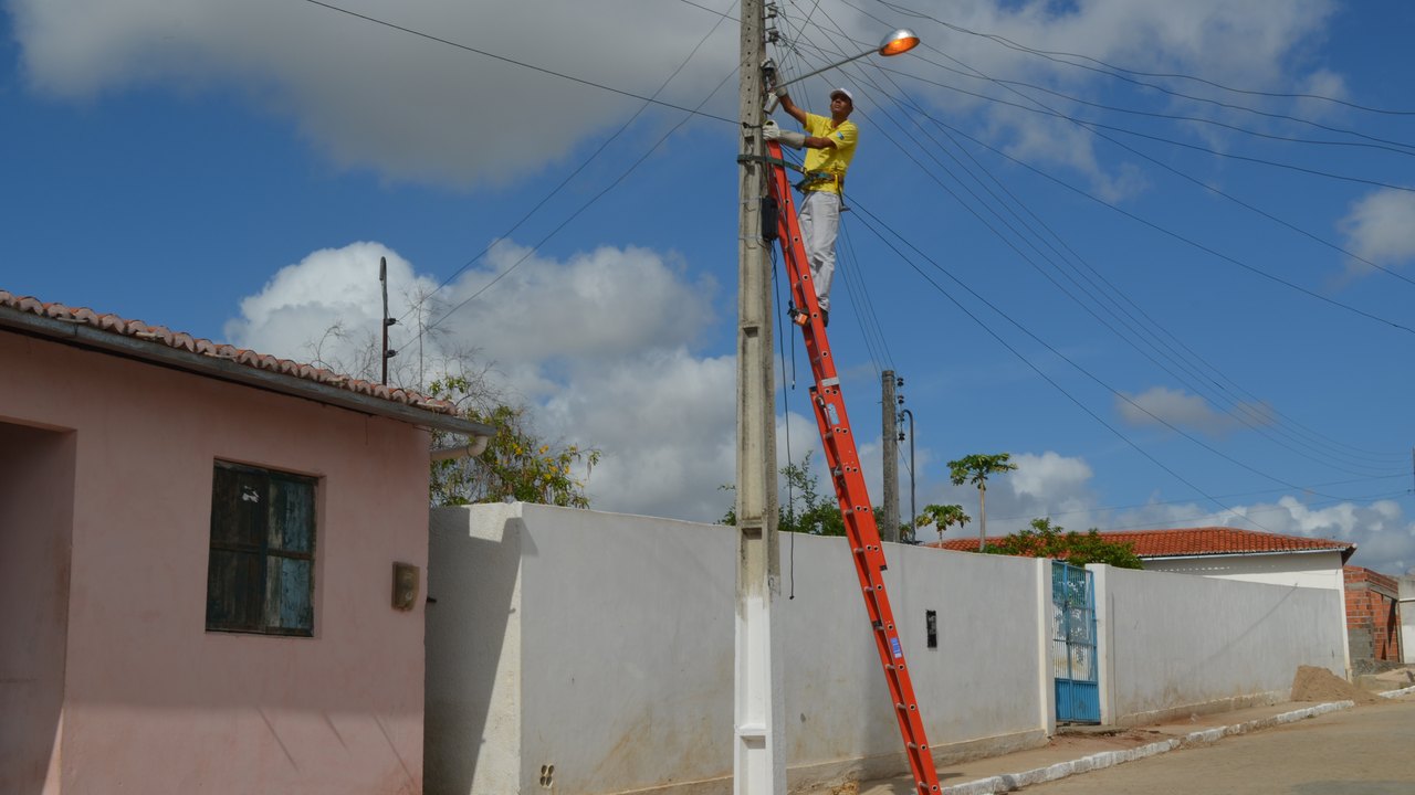 Trabalhos da secretaria garantem limpeza e iluminação nas ruas e povoados de Canapi