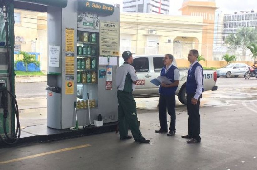 Governador diz que ações do Procon para baixar gasolina serão permanente