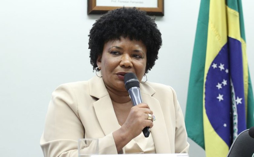 Câmara vai ouvir ministra da cultura para explicar uso político de comitês e cachês em carnaval