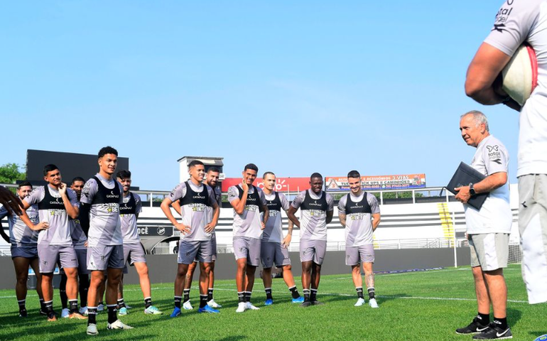 Nelsinho Baptista mudará sistema defensivo da Ponte Preta em jogo contra o filho na Série B