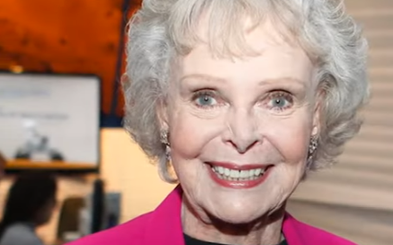 June Lockhart, atriz das séries 'Perdidos no espaço' e 'Lassie', morre aos 100 anos