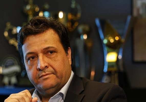 Direção do Grêmio cita trabalho e 'banca' abatido Mano Menezes até próximo jogo no Brasileirão