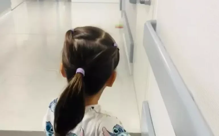 Menina italiana com meio cérebro surpreende ao falar e andar