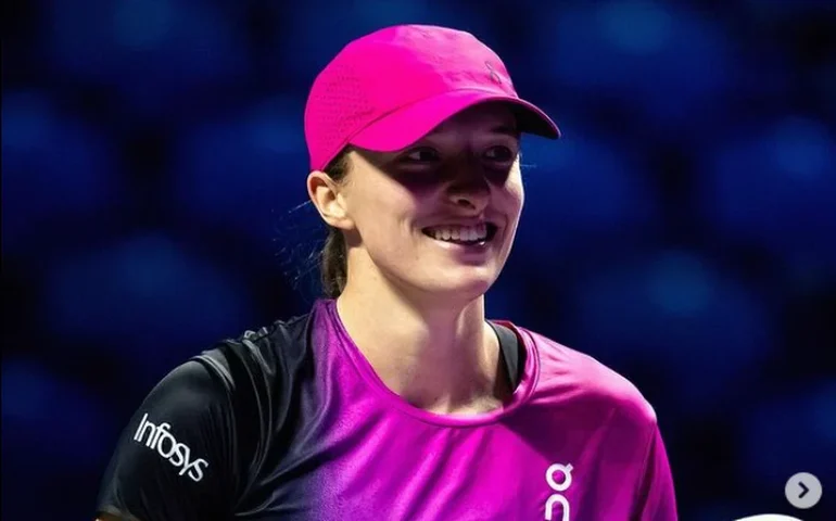 Iga Swiatek humilha Emma Raducanu e vai às oitavas de final do Aberto da Austrália