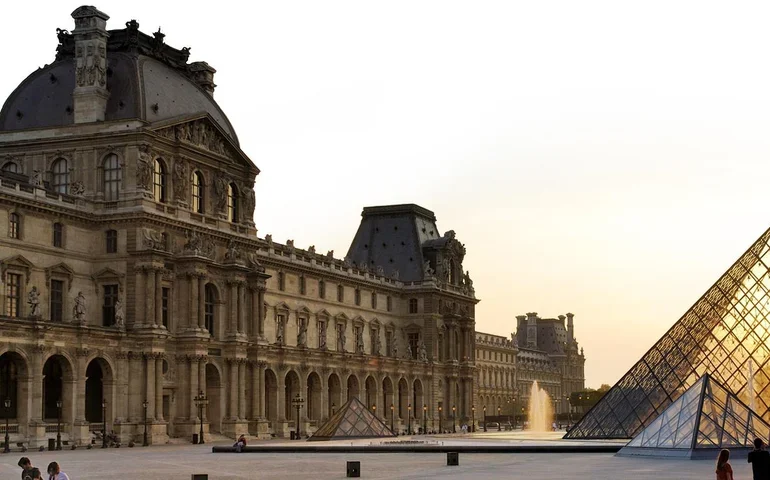 Valor estimado das joias roubadas no Louvre é revelado pelas autoridades francesas: 'quantia extremamente impressionante'
