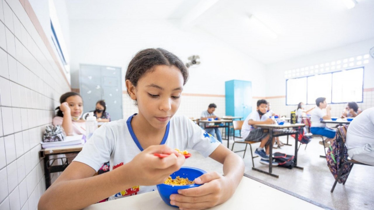 Dia Nacional da Alimentação Escolar: Governo triplica oferta da merenda na rede estadual