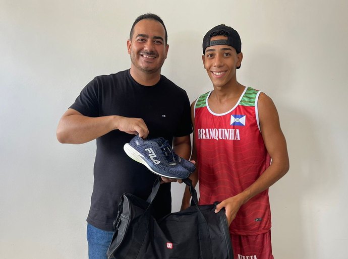 Prefeitura de Branquinha oferta Bolsa Atleta a jovem corredor