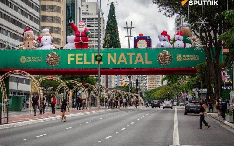 Veja imagens do Natal em São Paulo: cidade atrai milhares e ônibus temáticos reforçam clima festivo