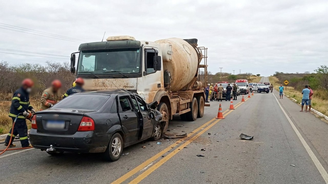 Colisão frontal entre carro e caminhão de concreto deixa motorista preso às ferragens na BR-424