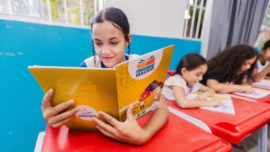 Educação de Maceió avança na alfabetização na idade certa e fluência leitora cresce mais de 100% em cinco anos