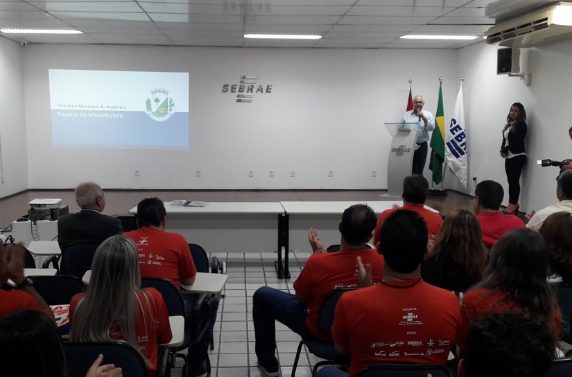 Teófilo reafirma investimento no projeto Centro Novo em reunião no Sebrae