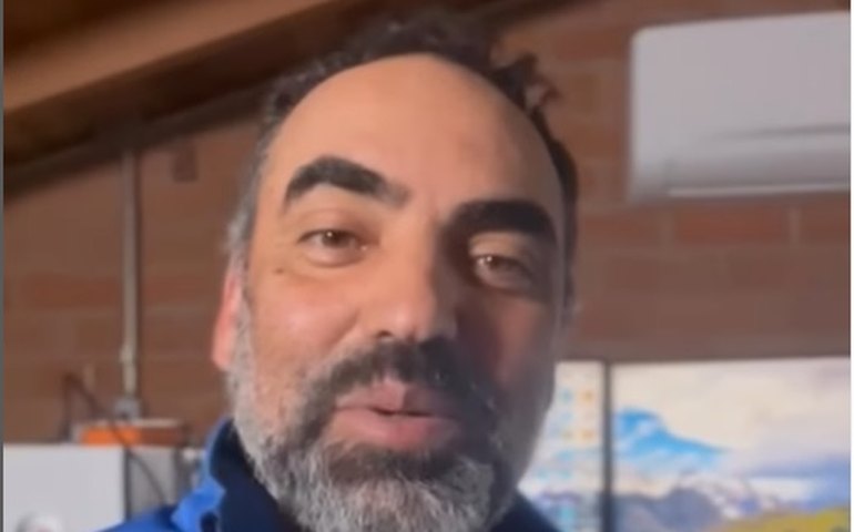 Repórter da Band leva picada de marimbondo ao vivo em programa de Zeca Camargo