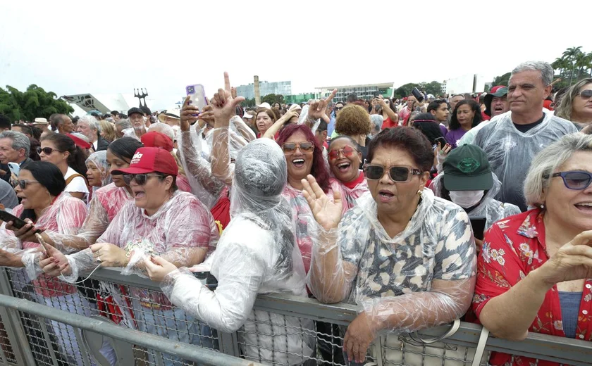 Manifestantes comemoram democracia na Praça dos Três Poderes