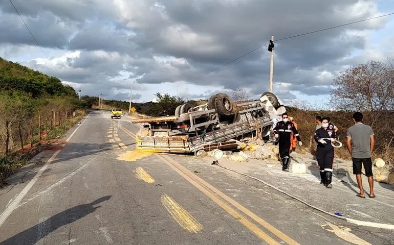Capotamento mata mulher e deixa homem ferido na Serra das Pias