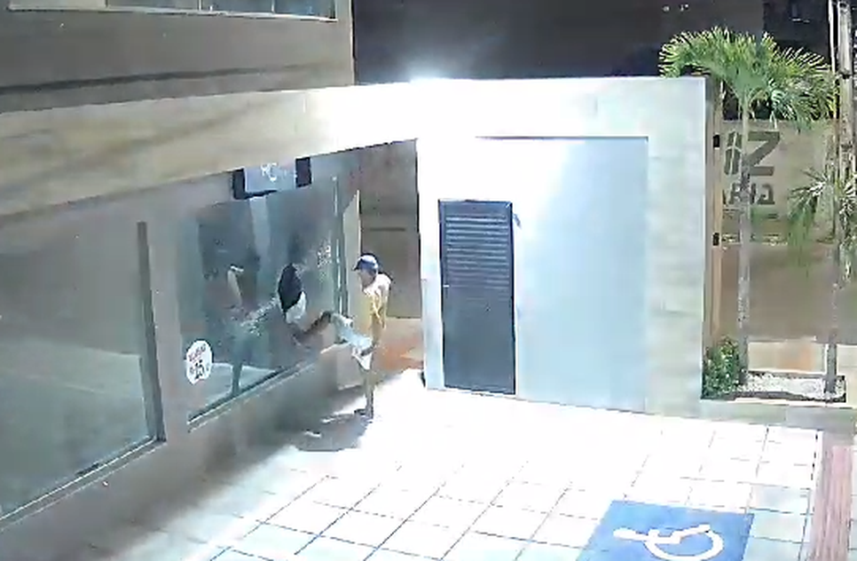 Assaltantes arrombam loja recém-inaugurada, furtam mercadorias e causam prejuízo de R$ 30 mil em Aracaju; VÍDEO
