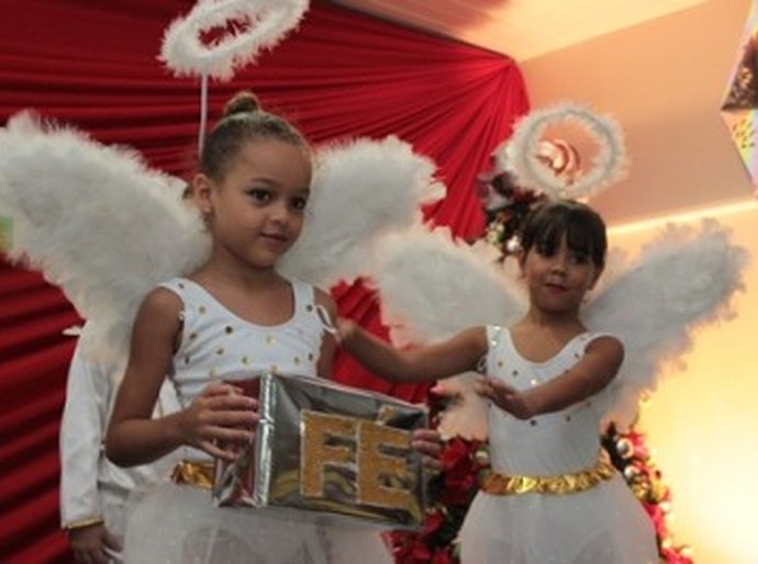 Crianças fazem a festa no Natal da creche da Santa Casa