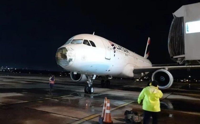 Tempestade faz avião perder bico e  motor