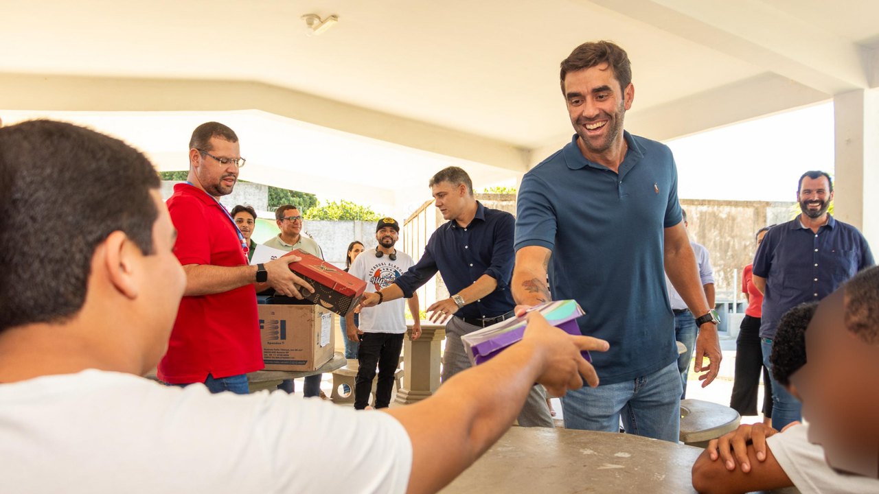 Secretário de Prevenção à Violência entrega kits do Foca o Enem para socioeducandos