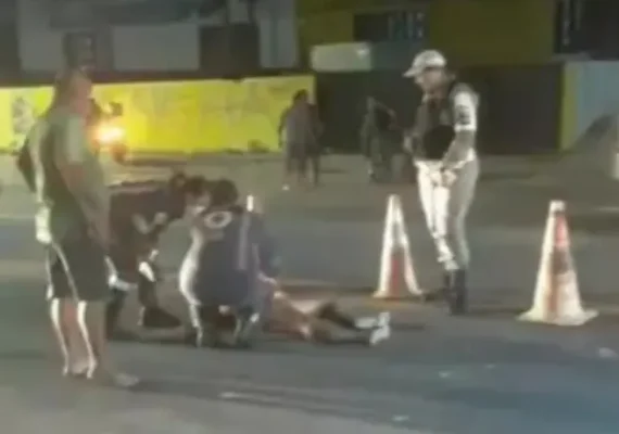 Mulher fica gravemente ferida após atropelamento de motocicleta em Maceió
