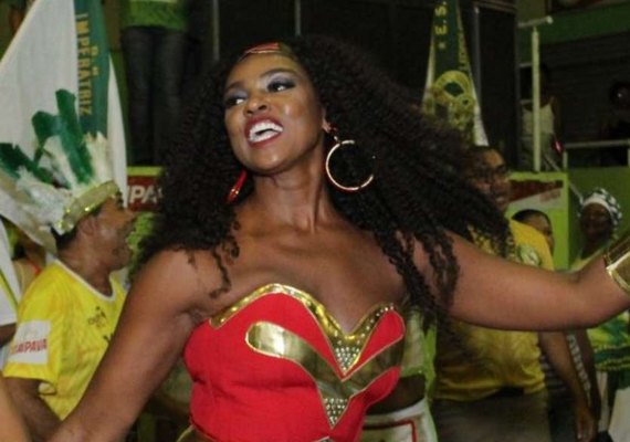 Cris Vianna usa fantasia de Mulher-Maravilha para ensaio de carnaval