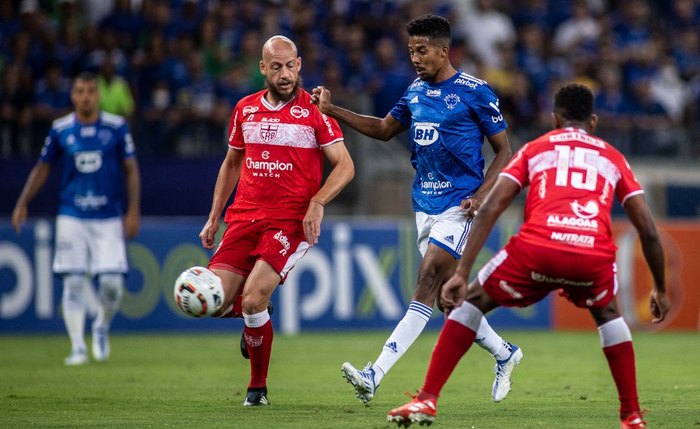 Edu e Rafa Silva marcaram na primeira etapa