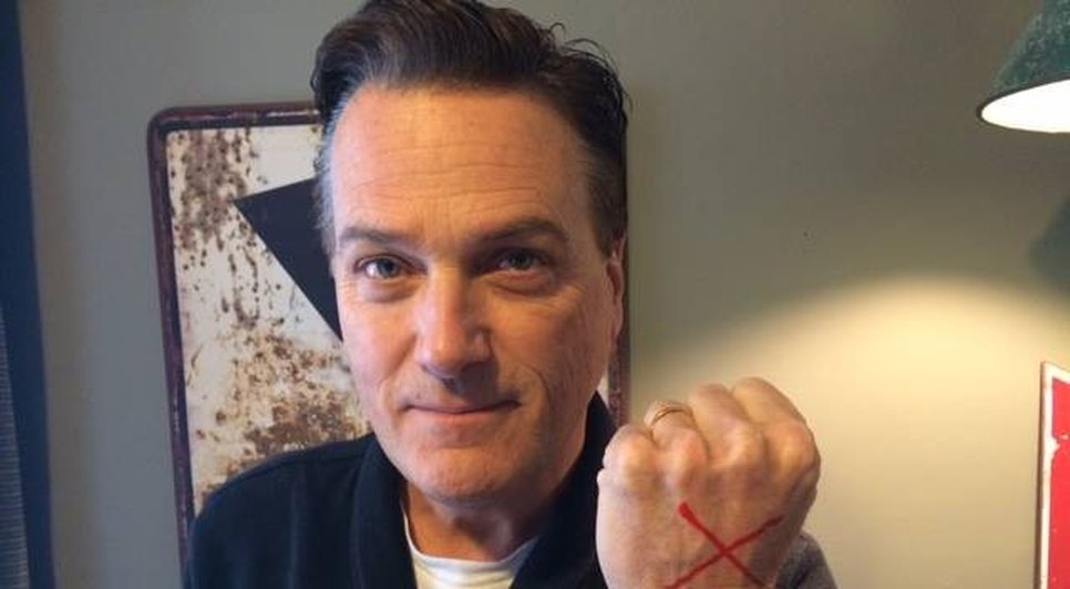 Michael W Smith publicou foto em sua rede social apoiando o movimento #EndSlaveryAct
