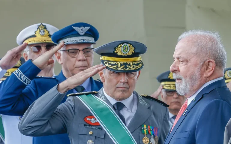 Lula faz revista à tropa da Aeronáutica e almoça com Alto-Comando e Múcio