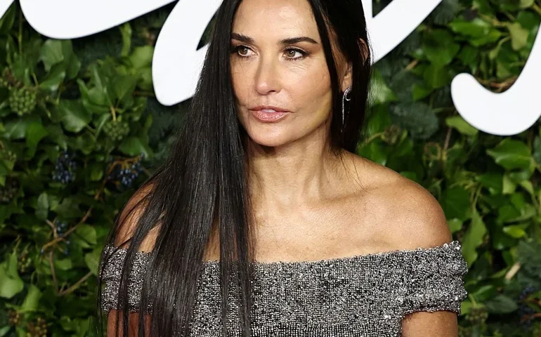 Demi Moore atualiza estado de saúde de Bruce Willis e comenta avanço de demência