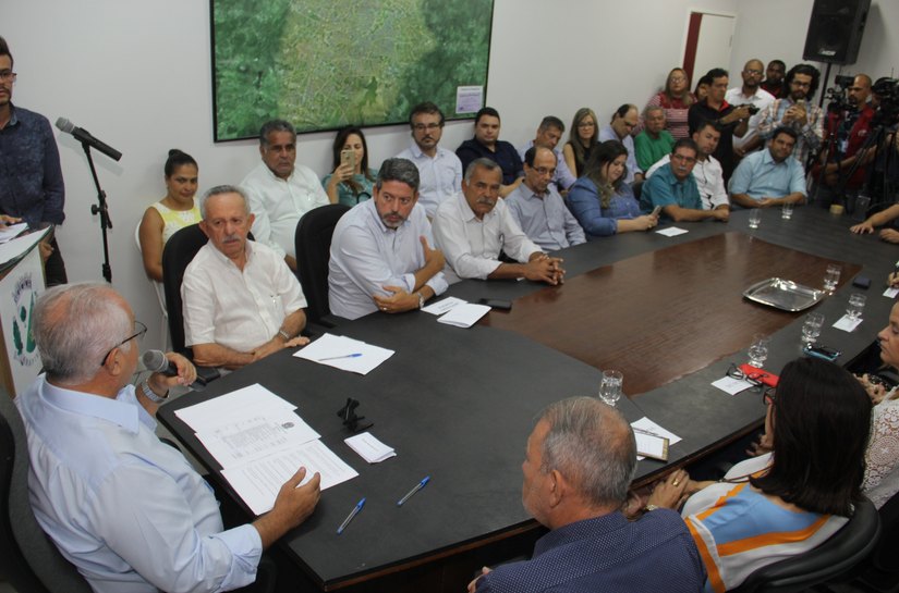 Teófilo recebe senador e deputado com anúncio de recursos para o município
