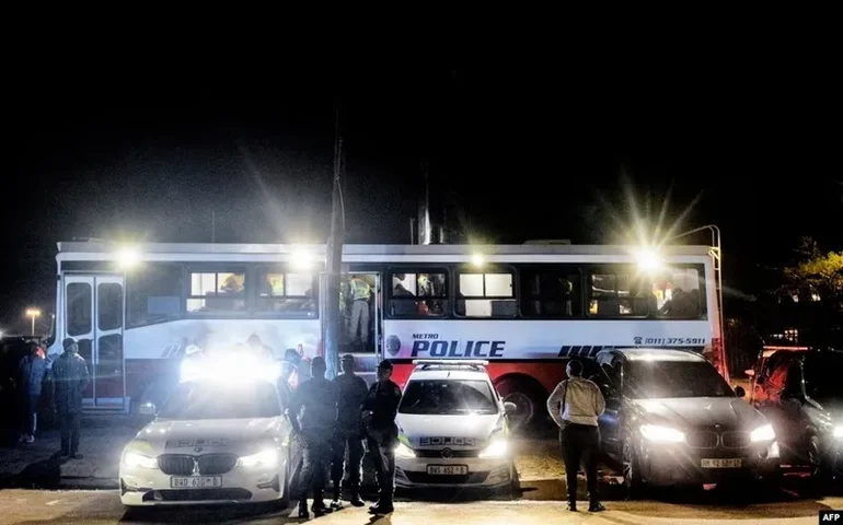 Multidão amarra e queima vivos sete supostos criminosos na África do Sul