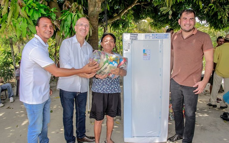 Prefeito Ronaldo Lopes entrega alimentos, geladeiras e fogões para famílias do Assentamento Novo Horizonte